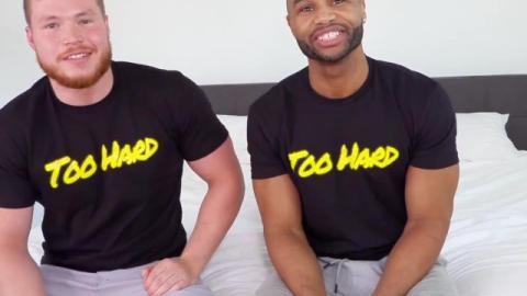 Gay - uomini caldi che si divertono insieme a letto
