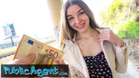 Public Agent oslovil mladou žena na sex za peníze