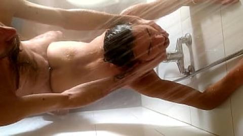 Honan njuter av sensationell erotik i duschen