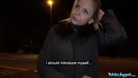 Public agent - Tjeckisk blondin med en fin röv har sex för pengarna
