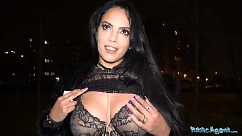Public agent - hermosa mujer latina con bonitos pechos y agente cachonda