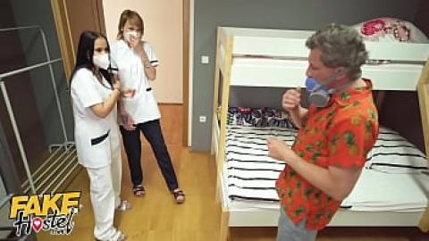 Fake hostel - threesome în timpul unei pandemii în cameră