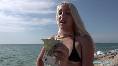 Snel geld - blonde Spaanse vrouw van het strand