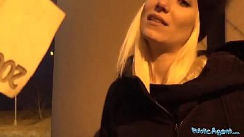 Bani rapidi - blondei fierbinți îi plac sexul și banii la îndemână
