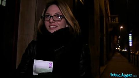 Обществен агент - млада французойка прави секс за пари с господин агент