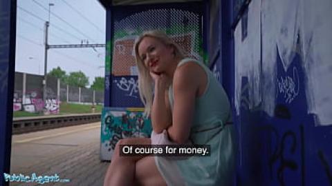 Публичный агент - чешская дама с автобусной остановки в любительском видео