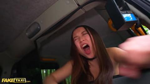 Фалшиво такси - млада брюнетка азиатска жена обича да прави секс с таксиметров шофьор в кола