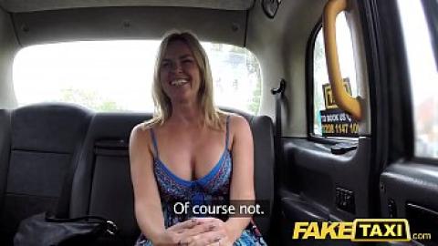 Fake taxi - mulher loira com tesão e grande galo britânico