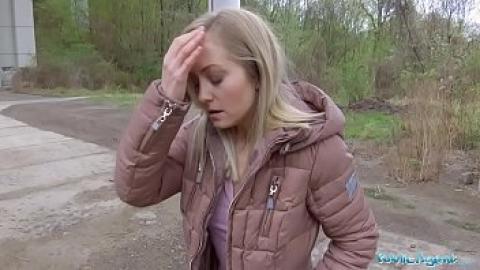 Public agent - blond žena má sex na verejnosti pod mostom