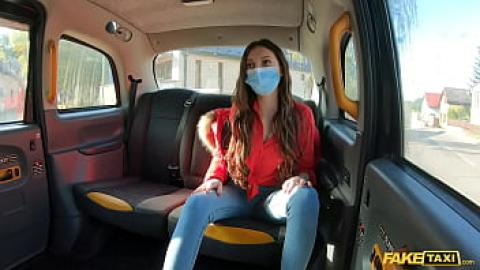 Fake taxi - sexo com um motorista de táxi e uma mulher durante Covid