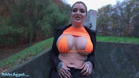 Public Agent - wild tätowierte Alexxxa mit Megaziegen
