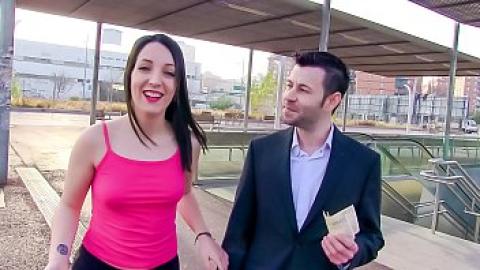 Секси испанската порнозвезда Лиз Рейнбоу се наслаждава на секс за пари на кастинг