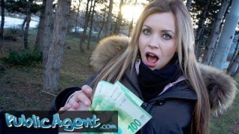 Public agent - sex pentru bani cu o blondă italiană seducătoare