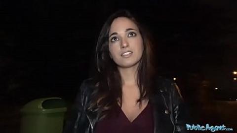 Snel geld - Spaanse brunette en seks met een man voor geld