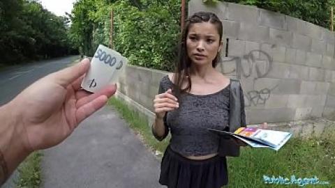 Public agent - Mexican tourist enjoys money