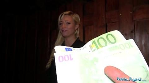 Dinero rápido para una rubia alemana amateur de bonitos pechos naturales