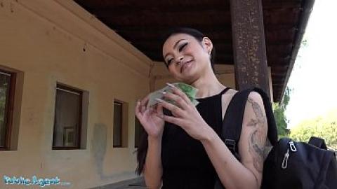 Argent rapide - une belle touriste japonaise fait l'amour dans une gare abandonnée