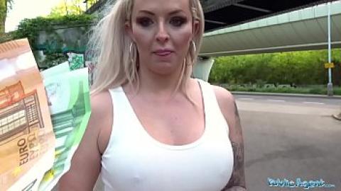 Public Agent - pieniądze za publiczny seks dla chciwej blondynki