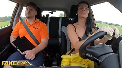Fake Driving School - секс в автошколе во время пандемии COVID-19