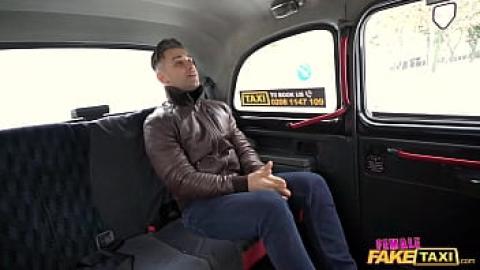 Female fake taxi - Sofia Lee, chauffeur de taxi tchèque, a des relations sexuelles anales avec son client masculin