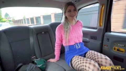 Lažni taksi - Ukrajinska blondinka je razširila svojo rit pohotnemu taksistu