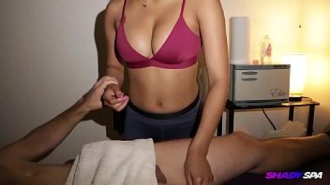 Erotische massage met een prachtige 24-jarige masseuse