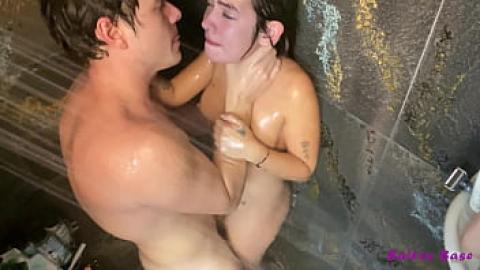 Faire l'amour sauvage sous la douche avec un couple excité