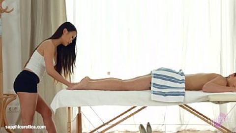 Lors d'un massage lesbien avec la PussyKat asiatique