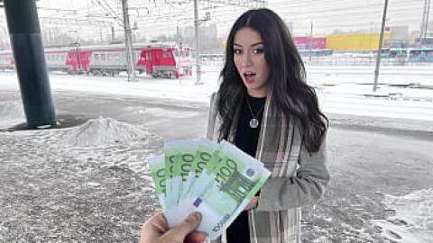 Sexe pour de l'argent dans le train avec Katty West