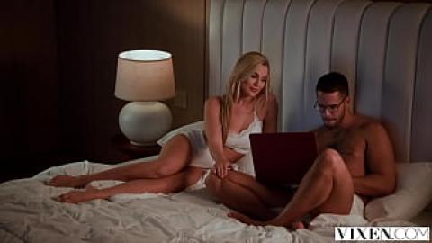 Nadržaná blondínka Blake Blossom potrebuje stále sex