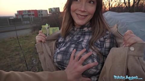 Agentul public Yeri Blue oferă bani pentru sex unei femei de pe stradă, Paole Guerre