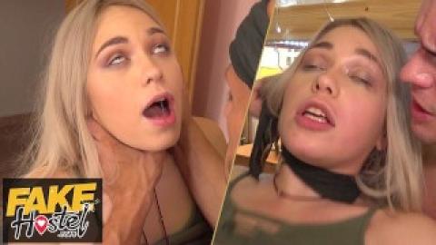 Fake Hostel - této nadržené blondýnce Selvaggia Babe jeden chlap v posteli nestačí