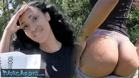 Viešoji agentė gatvėje prieina prie seksualios mišrios rasės moters NoeMilk ir siūlo jai seksą už pinigus