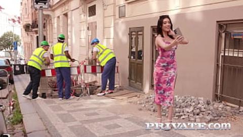Si Horny Emily Pink ay may foursome na may tatlong manggagawa sa kalye