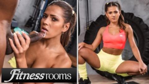 Drobná Sereyna Gomez, nevinný flirt a tvrdý sex v tělocvičně s BBC