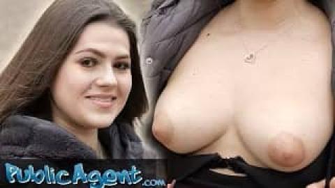 Una tímida morena de 18 años sucumbe ante el agente público Jason X durante una relación sexual a cambio de dinero