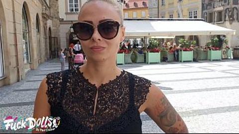 Lepa češka MILF Domino Krob podleže oboževalcu, ki jo prepozna na ulici